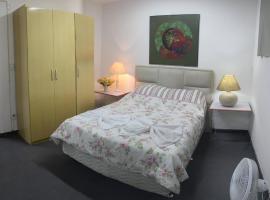 Suíte de hóspedes independente com cozinha, δωμάτιο σε οικογενειακή κατοικία σε Teresópolis