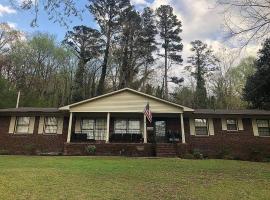 2. Beautiful lakeview home in Guntersville, holiday home in Guntersville