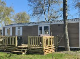 Bj Chalets - De Rug 3 - Vakantiepark Lauwersoog - Luxe kindvriendelijke chalet MET vaatwasser en inloopkast! Vroege incheck!, hotel in Lauwersoog