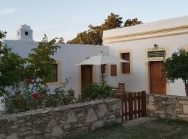 Small traditional house in Asfendiou Kos، فندق مع موقف سيارات في بلدة كوس