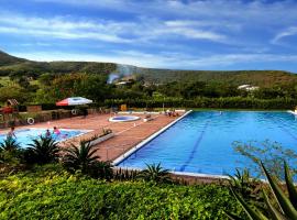 Casa de Encanto Vacacional con piscina en Anapoima, condominio privado hasta 9 personas, loma-asunto kohteessa Anapoima
