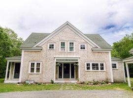 Lovely on Llewellyn, hotel u gradu 'Edgartown'