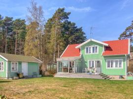 Beautiful Home In Res With Wifi And 3 Bedrooms, villa em Resö