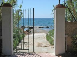 Holiday home with annexe and private pool in Fanusa, hotel in Fanusa