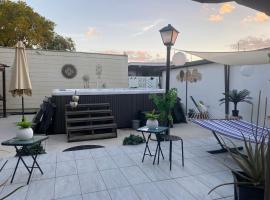 Tiny place w private hot jacuzzi 7 min to Miami international airport, B&B in Miami
