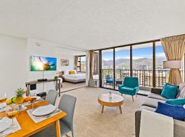 1BR Condo with Beautiful Mountain Views and Free Parking!, хотел в Хонолулу