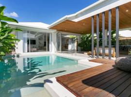 Belle Escapes 94 Cascade Luxury Home Palm Cove, villa in Palm Cove