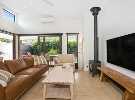 Rest Pet Friendly with Outdoor Bath 3 Mins Walk to Beach, hotel in Umina