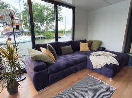 Modern, brand new houseboat near Amsterdam, hótel í Monnickendam