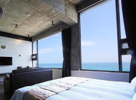 窗外的海 - 海洋公園旁, bed and breakfast en Yanliau