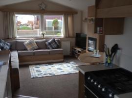 D24 is a 2 bedroom 6 berth caravan close to the beach on Whitehouse Leisure Park in Towyn near Rhyl with decking and private parking space This is a pet free caravan, מלון באברגלה