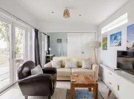 Cosy and modern 1 bedroom garden house - very dog friendly!
