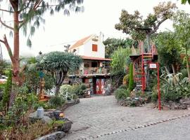 Casa Belojardim e Antiga Fábrica de Manteiga, hotel sa Arco da Calheta