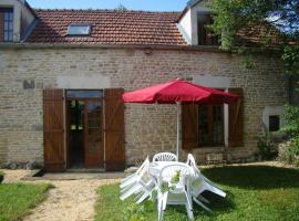 La maison d'Agnes en Haute Bourgogne، فندق مع موقف سيارات في Jully