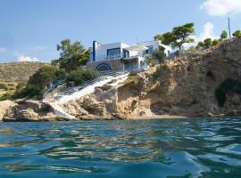 Villa Nikolitsa with private beach, familiehotell i Megara