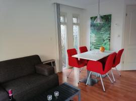 Woodpecker chalet met ruime tuin, bos en bosbad, hotel v destinaci Havelte