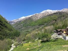 La casetta delle bambole., hotel med parkering i Massello