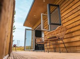 Lakeside Lodge- 'Swallow', cabin in Bishampton