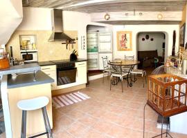 Coquette maison de village pour 4 pers, hotell i Quinson