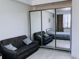 Lovely apartment with terrace، فندق مع موقف سيارات في كيشيناو