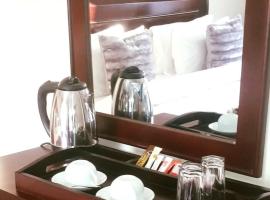 Deluxe Guest House, ξενοδοχείο σε Γκαμπορόνε