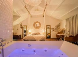 Love Room Bohème Les Petits Plaisirs, готель у місті Анже