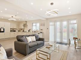 4-Bedroom House with 2 Bathrooms Sleeps 7 in Shirley, hotel u gradu Solihal