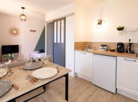 Home Studio - Tout équipé - proche Centre- Terrasse, hotel in Montluçon