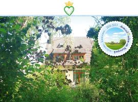 Domizil Salem "Large" 105 qm, direkt am Naturschutzgebiet und Schloss Salem, 2 x Schlafzimmer & 2 x Dusche & 30 qm Terrasse & privater Garten 300 qm, Allergiker geeignet, hotel in Salem