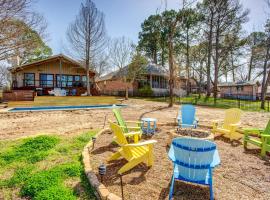 Cedar Creek Lakefront Vacation Rental with Pool, hotel with parking in Gun Barrel City