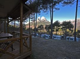 Bungalows del Camping Pedraforca、サルデスの駐車場付きホテル