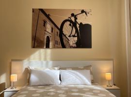 Downtown - Camere in Centro, guest house in Ferrara