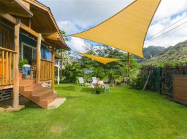 Charming Country Cottage on quiet street just a few steps from the beach!, feriebolig i Waianae