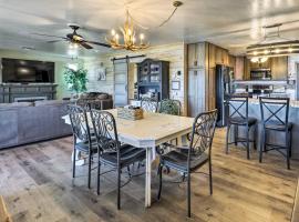 Hot Tub and Deck Pet-Friendly Home in Payson, hotel v destinaci Payson