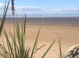 Ocean Drive Boutique Apartment continental Breakfast & Tray, hotel in Brean