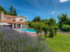 Awesome Home In Snasici With Outdoor Swimming Pool, hotell sihtkohas Mali Turini