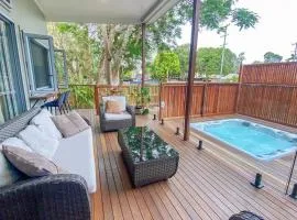 Beach House with spa among the trees Coolum Beach