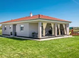 Stunning Home In Radeki Glavica With 3 Bedrooms And Wifi