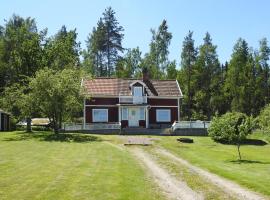 Awesome Home In Kristinehamn With 3 Bedrooms And Wifi, hotell i Kristinehamn