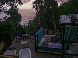 The Stargazing Cube - Misty Mountain Reserve, hotel i Stormsrivier