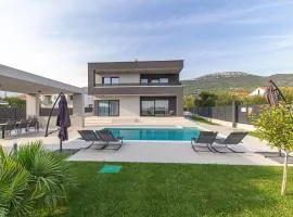 Stunning Home In Kastel Stari With 4 Bedrooms, Wifi And Outdoor Swimming Pool