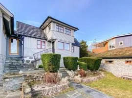 3 Bedroom Beautiful Home In Hovås