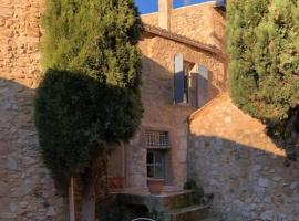 Maison de caractère au coeur de la Provence, casa vacanze a Robion en Luberon