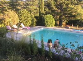 La fabrique des petits bonheurs, отель с бассейном в городе Дьёлефи