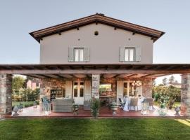 VILLA PEMOLA a Luxury Farmhouse with Garden and bikes in Lucca Town, hotel in Capannori