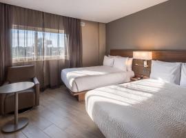 Viesnīca AC Hotel by Marriott Guadalajara Expo pilsētā Gvadalahara, netālu no apskates objekta tirdzniecības centrs Plaza del Sol