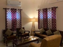 Lovely 2 Bedroom Apartment with kitchen & 2 washrooms, appartamento a Calcutta