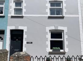 Seasalt Cottage - Modernised traditional cottage, Sleeps 5,short walk to beaches, town, amenities, hotel in Pembrokeshire