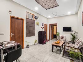 Homlee-Luxurious 2BHK Apt with Kitchen near Metro, apartment in New Delhi