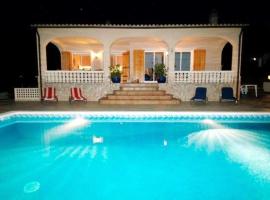 Villa & private swimming pool, 20 min from beach, hotel in Maçanet de la Selva